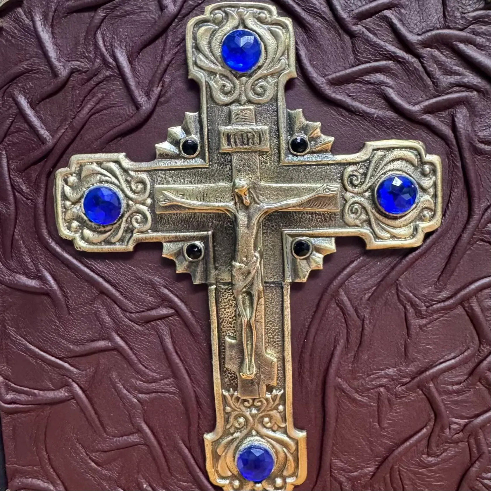 Библия с крестом в коробе